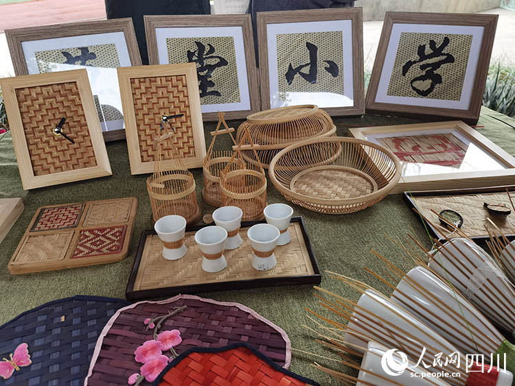 草堂小学的学生做的竹编。人民网 王波摄