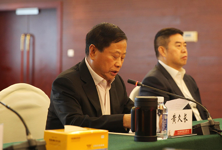 中石化四川销售有限公司董事长黄久长介绍合作项目情况。孙艳玲摄