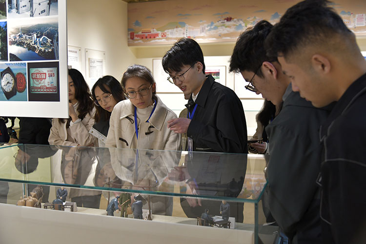 大学生志愿者参观税收文物陈列展。四川省税务局供图