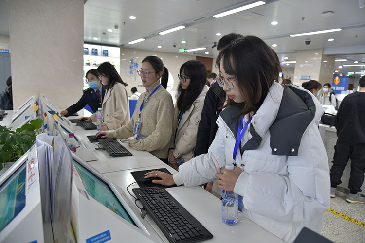 大学生志愿者体验自助终端申报纳税。四川省税务局供图