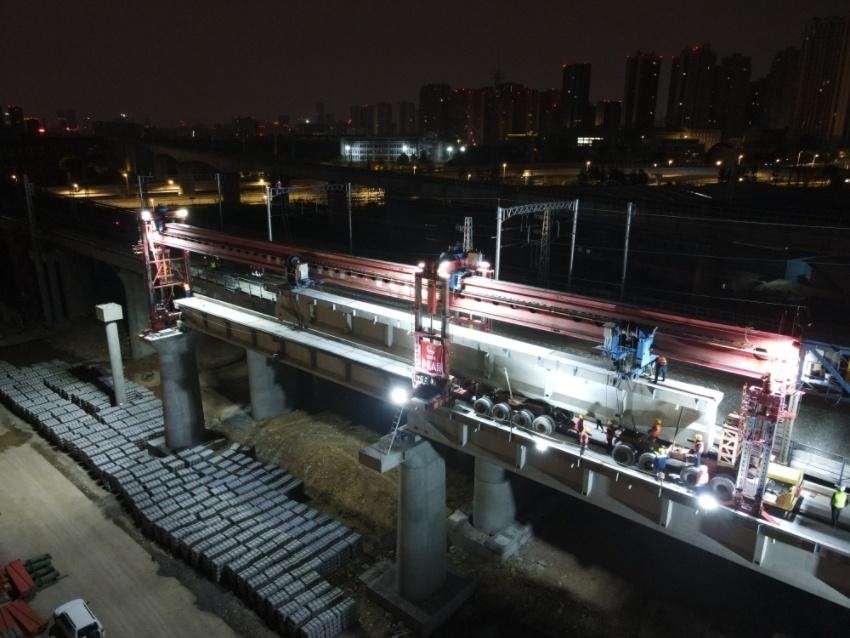 架设工作必须在天窗期完成。成兰公司供图