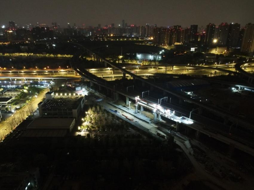 施工单位在夜间紧张作业。成兰公司供图