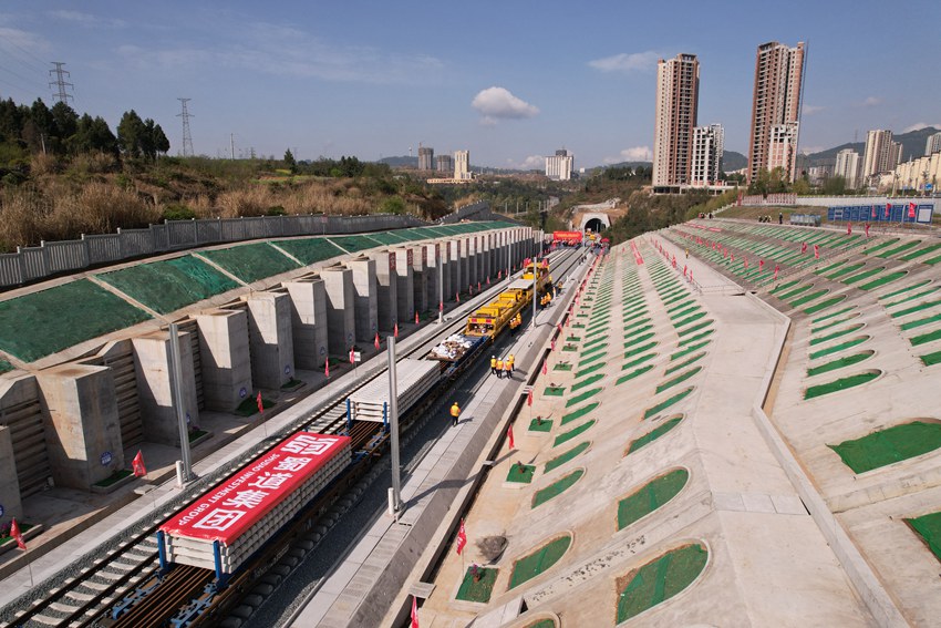 汉巴南铁路正式进入铺轨施工阶段，为项目顺利建成通车奠定了坚实基础。蜀道集团供图