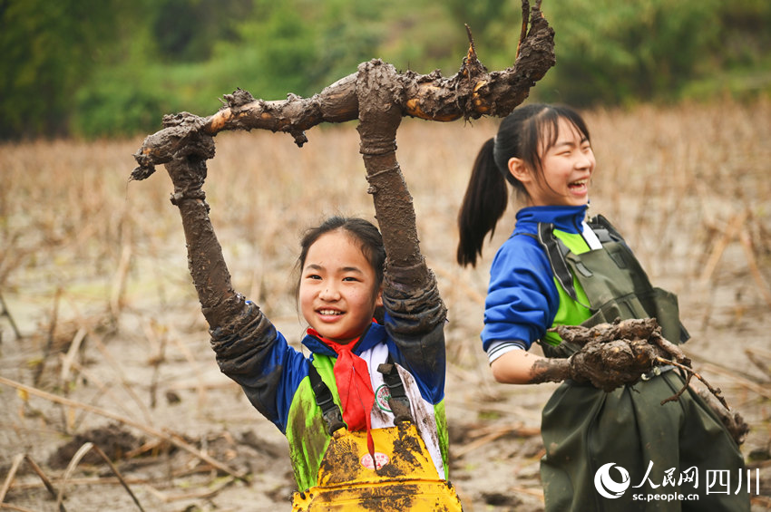 学生开心地展示劳动成果。罗佳摄