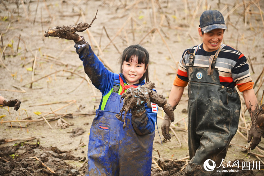 学生开心地展示劳动成果。罗佳摄