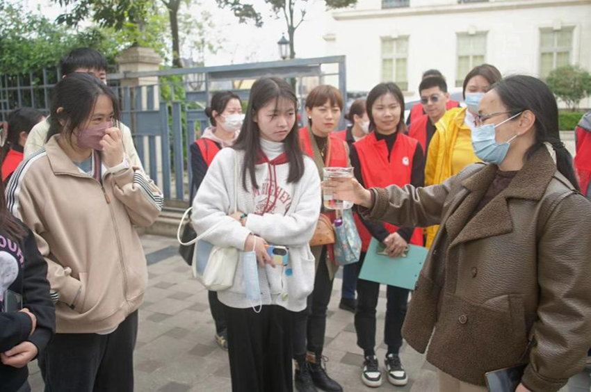 “节约每一滴水，守护美丽家园”肖家河中水湿地公园水资源知识普及活动。成都高新区生态环境城管局供图