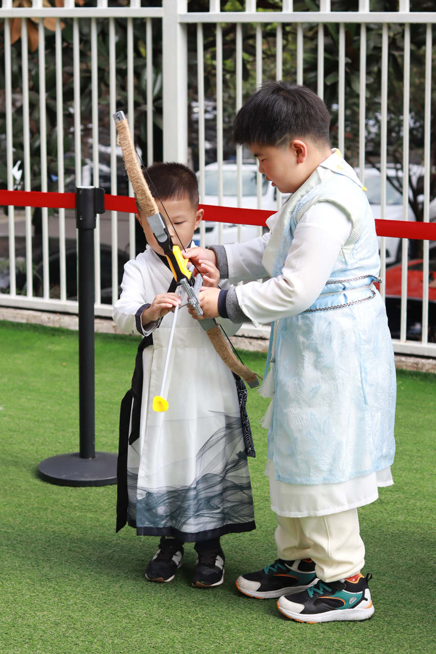 孩子们正在体验射箭。成都市第三幼儿园528园区供图