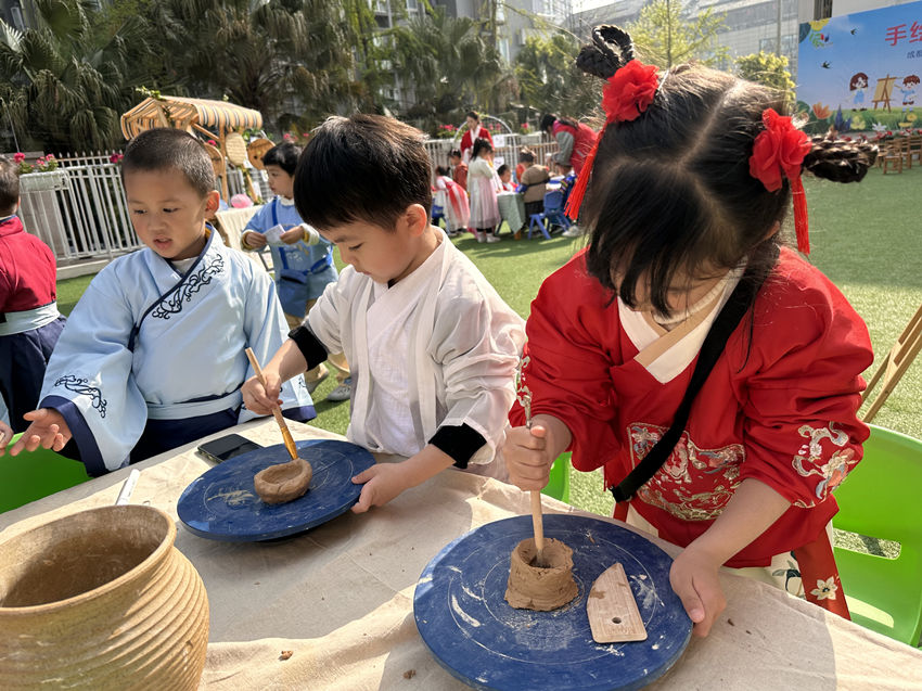 孩子们正在体验陶艺制作。成都市第三幼儿园528园区供图