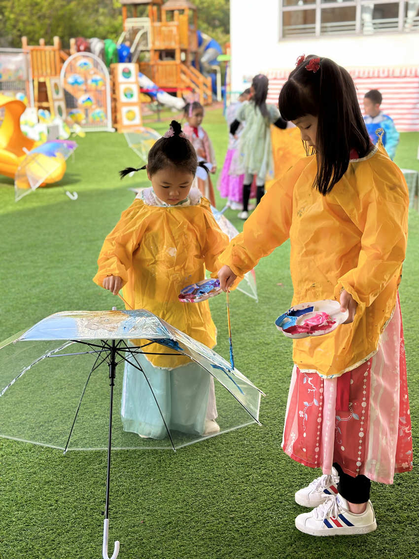 孩子正在给雨伞涂颜色。成都市第三幼儿园528园区供图