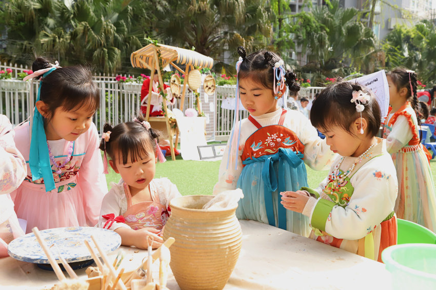 正在体验活动的孩子们。成都市第三幼儿园528园区供图
