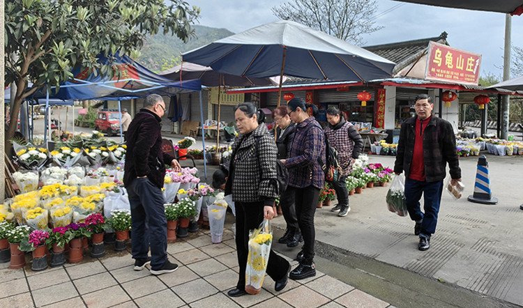 公墓外，市民購買鮮花。綿竹市融媒體中心供圖