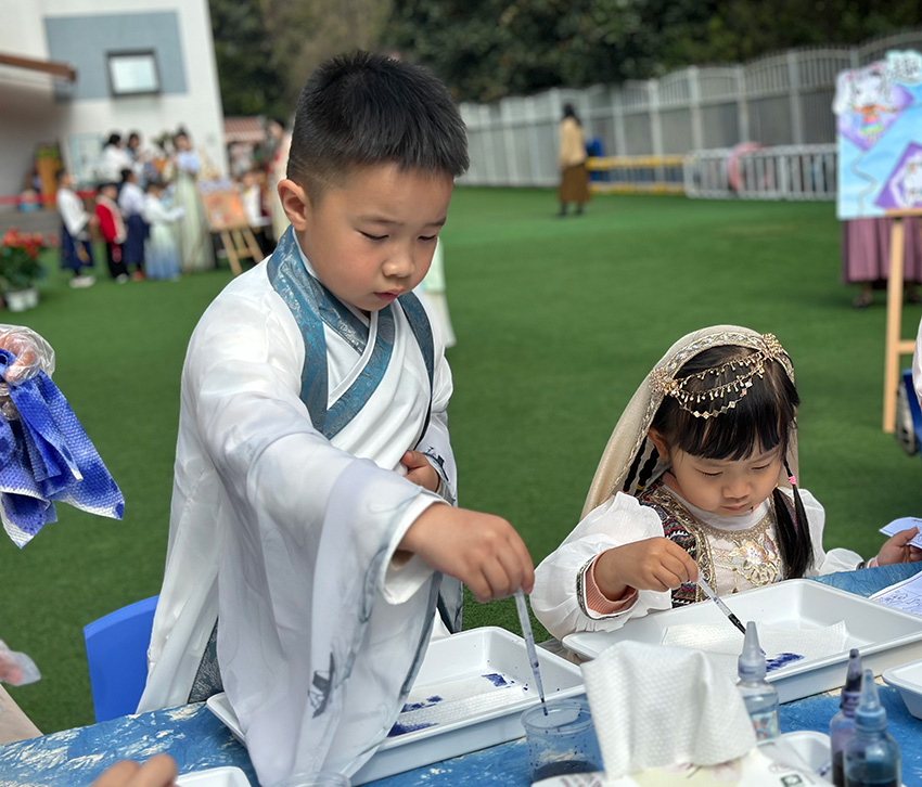 孩子们正在为扎染调色。成都市第三幼儿园528园区供图