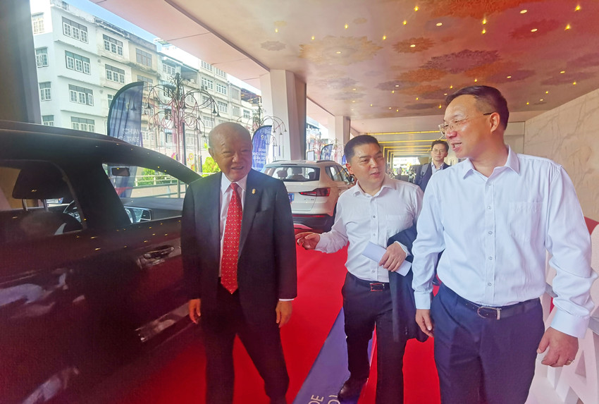正大集团资深副董事长李绍祝参观成都造汽车。成都市龙泉驿区商务局供图