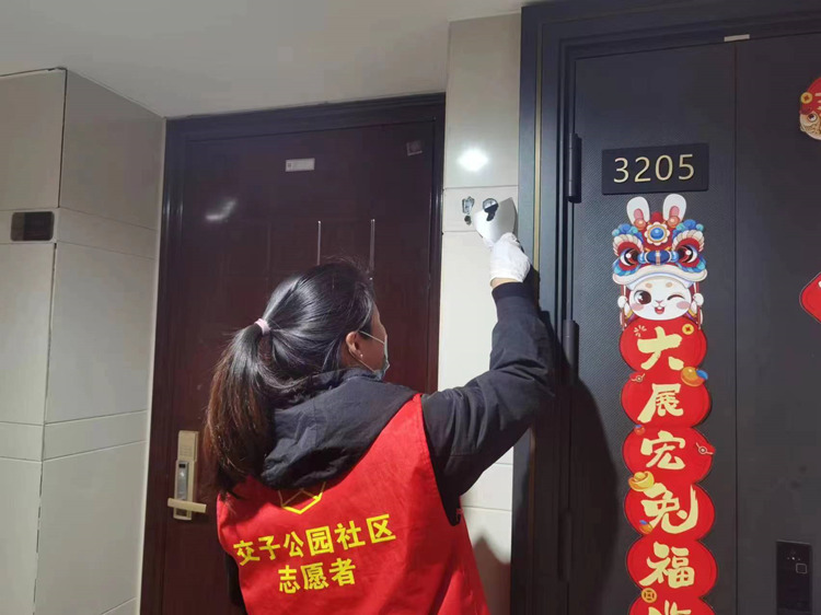 志願者上門清理牆面污漬。程琛攝