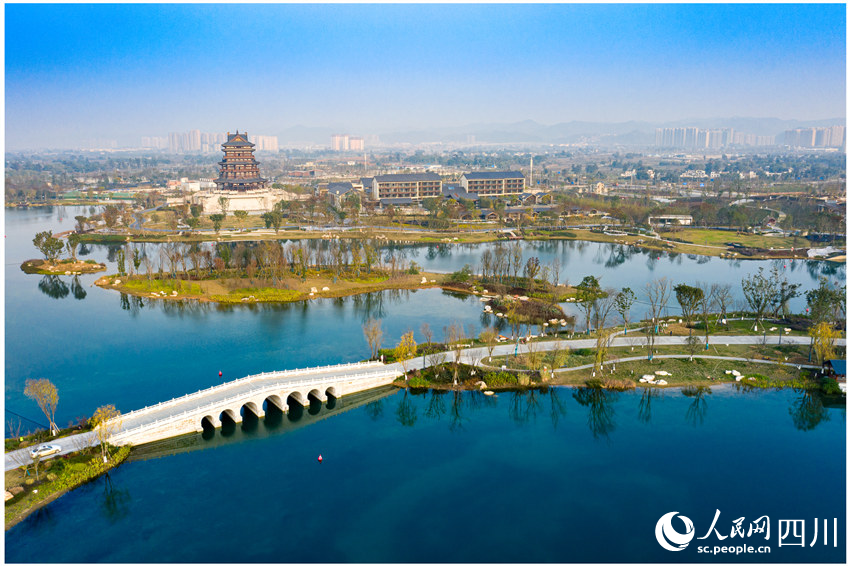 东安湖公园。唐健摄