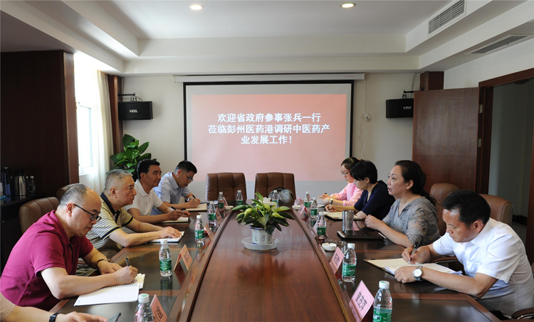 四川省政府参事张兵与成都税务干部到基层了解产业发展现状。成都市税务局供图
