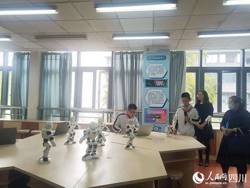 七中育才学校水井坊校区的学生们正通过机器人展示他们的编程学习成果。吴舒婷摄