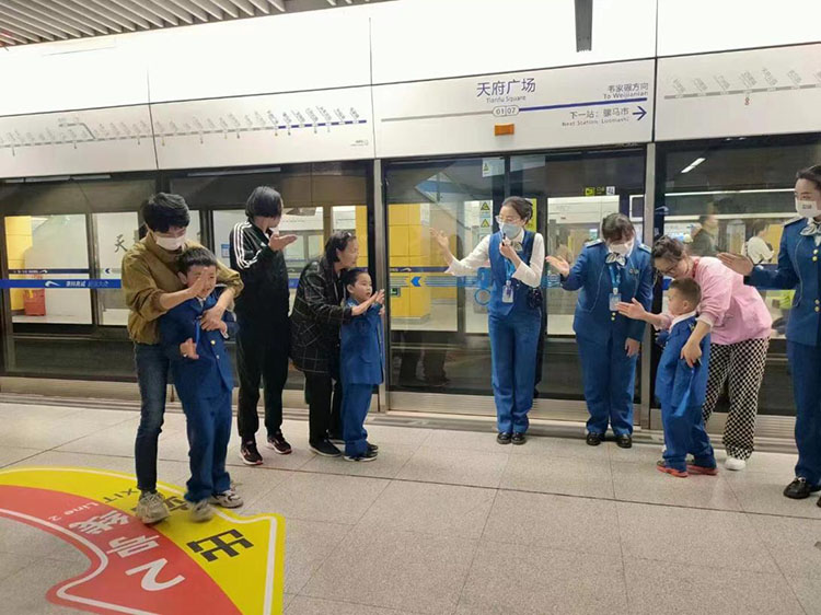 主办方工作人员与孩子互动。成都地铁供图