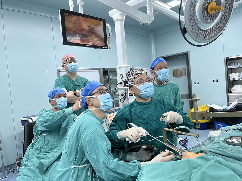 李超（第一排左二）正在为患者切除病灶。四川省肿瘤医院供图