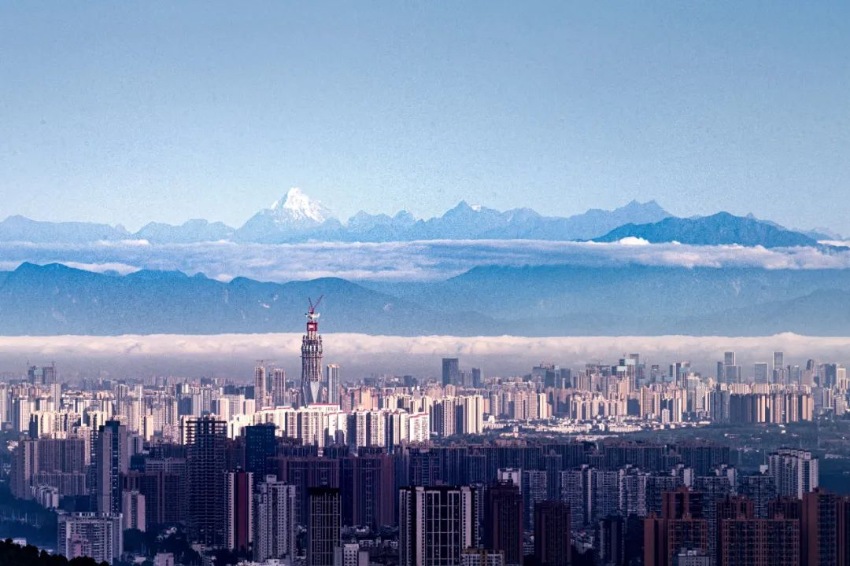图为“雪山下的公园城市”。成都市生态环境局供图