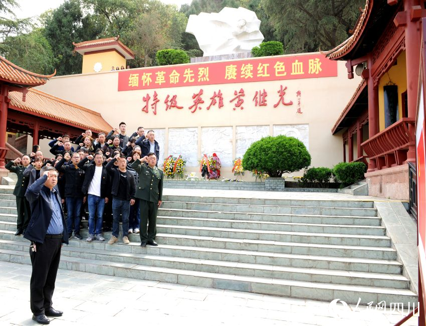 机关干部在英雄塑像下宣誓。肖开丰摄