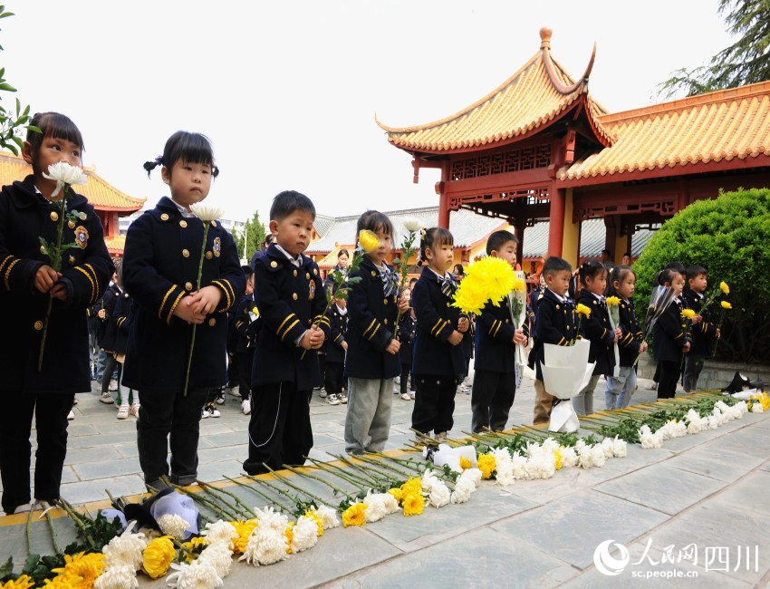 幼儿园小朋友向革命先烈敬献鲜花。肖开丰摄