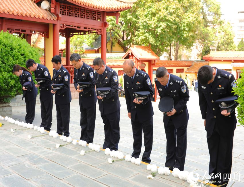 公安干警默哀缅怀先烈。肖开丰摄