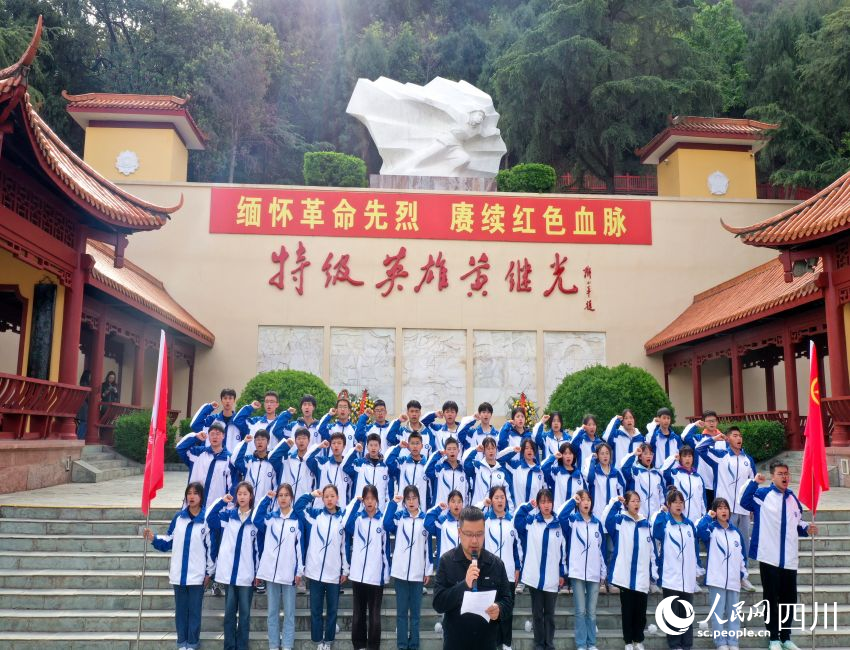 中江县实验中学师生在英雄塑像下齐声宣誓。肖开丰摄