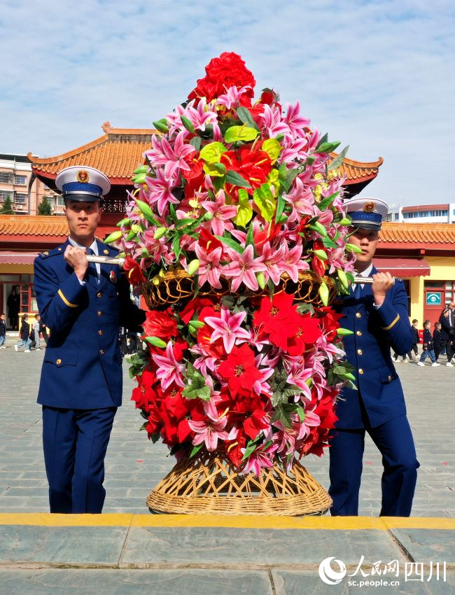 消防官兵向烈士敬献花篮。肖开丰摄