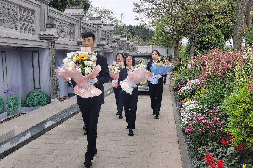 集体公益生态葬活动现场。 主办方供图