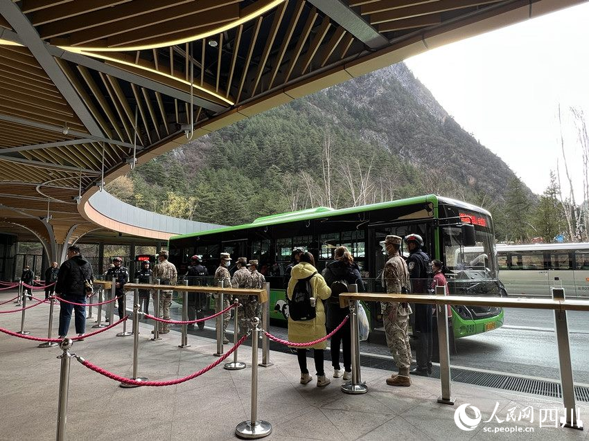 维护上下车秩序。侯杰摄