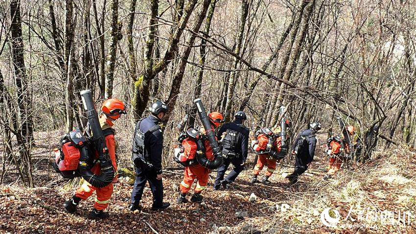巡山队伍。侯杰摄