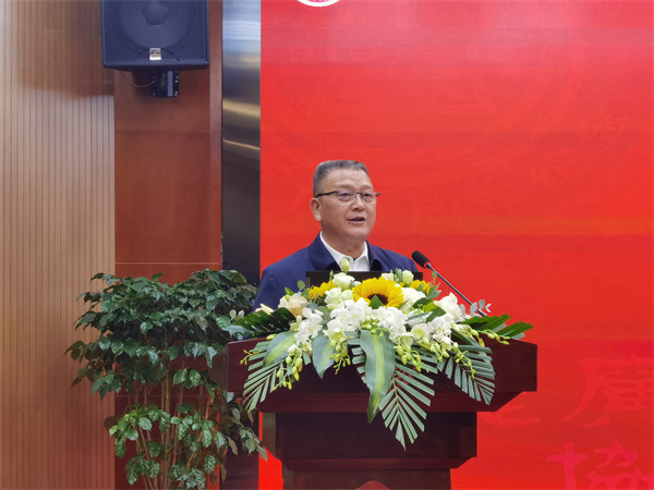 成都市树德协进中学党总支书记、校长杨书文作介绍。成都市树德协进中学供图