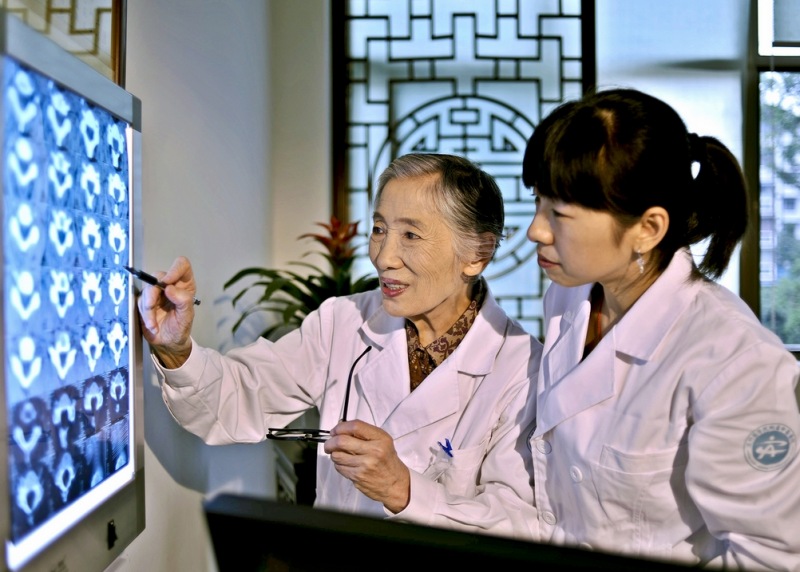 全国名中医 四川省优秀教师孙同郊教授（左）临床教学。西南医科大学供图