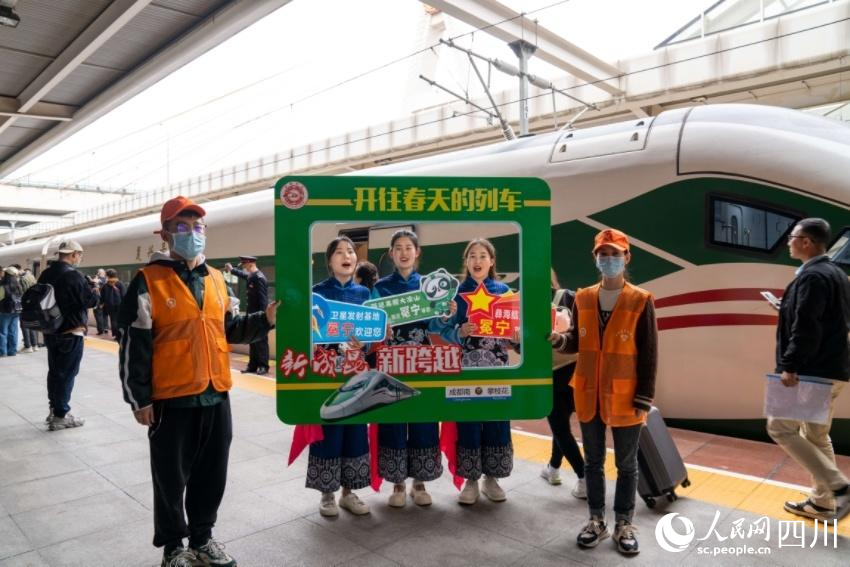 新成昆铁路拉动沿途旅游经济的发展，图为旅客在成都东站合影留念。范东海摄