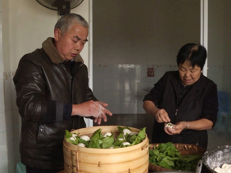 大家正在制作艾草苦藠粑。泸州市龙马潭区融媒体中心供图