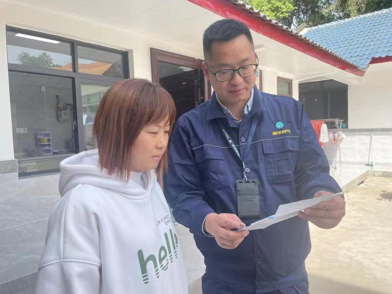 燃气公司工作人员对村民进行安全宣传。彭山区委宣传部供图