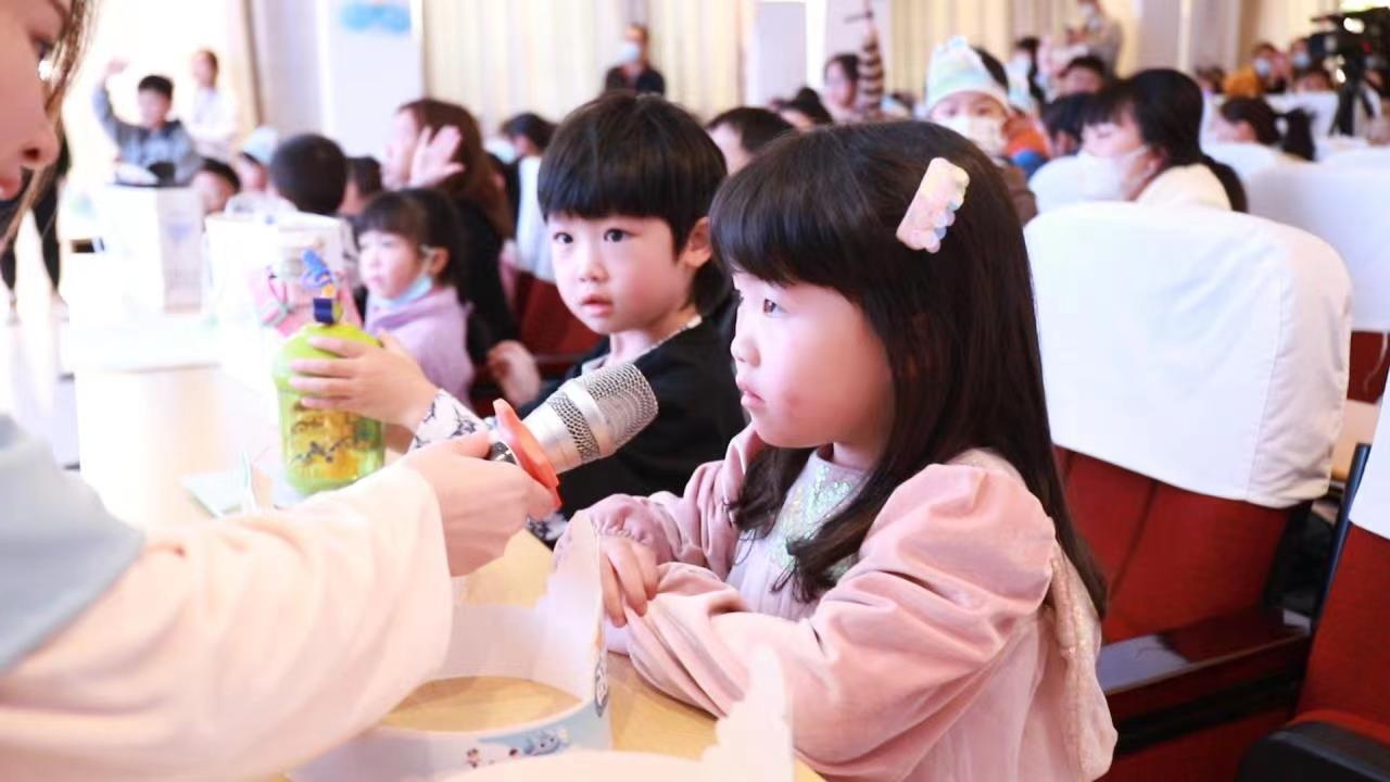 小朋友参与知识问答。成都爱尔眼科供图