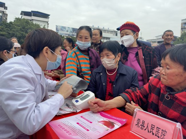 医护人员正在为群众免费义诊、提供健康咨询。虞芳琳供图