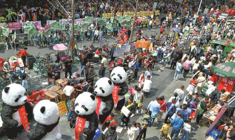 4月9日,成都市人民北路,熙熙攘攘的糖酒会场景火爆再现。本版摄影四川日报全媒体记者 华小峰