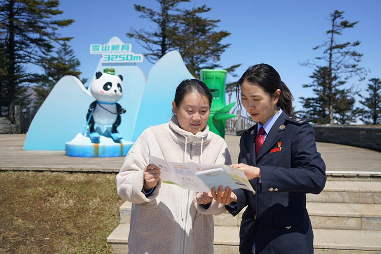 税务干部到景区宣传减税降费政策。成都市税务局供图