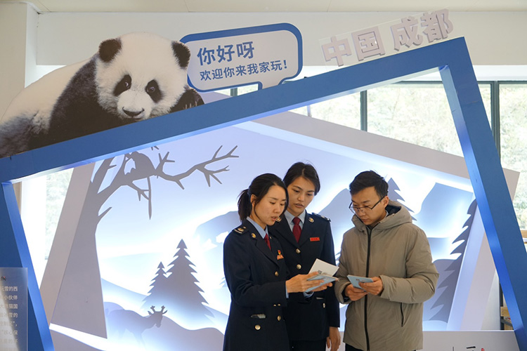税务干部到文旅企业宣传减税降费政策。成都市税务局供图
