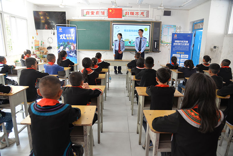 税务干部开展青少年税法宣传第一课活动。凉山州税务局供图