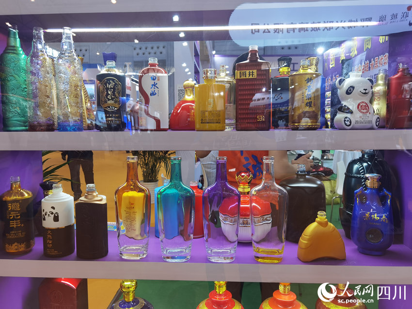 参展的酒瓶。人民网 王洪江摄