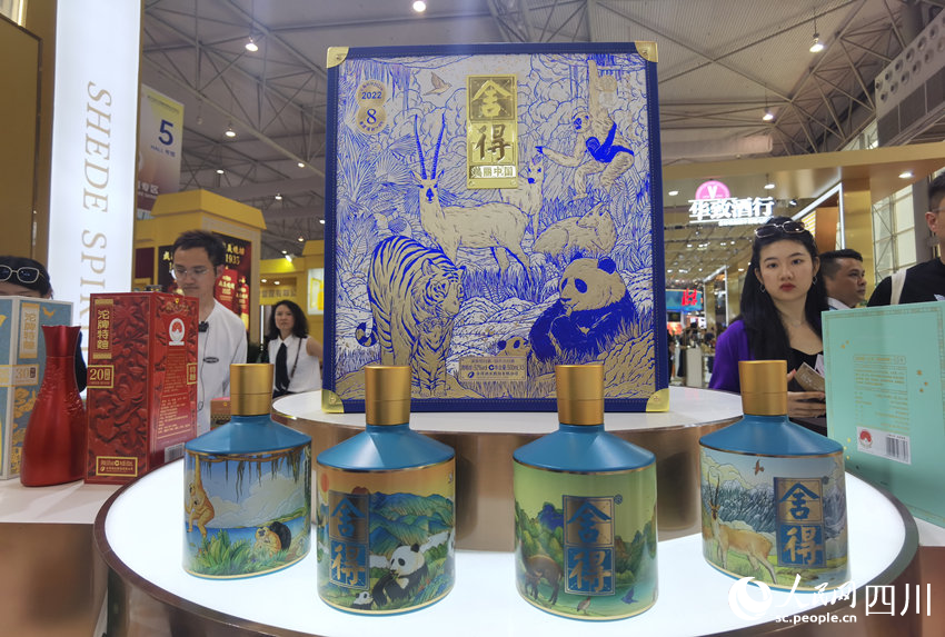 参展的系列白酒展品。人民网 王洪江摄
