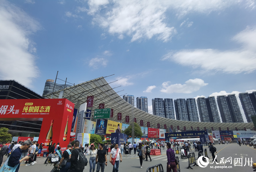 热闹的世纪城展区。人民网 王洪江摄