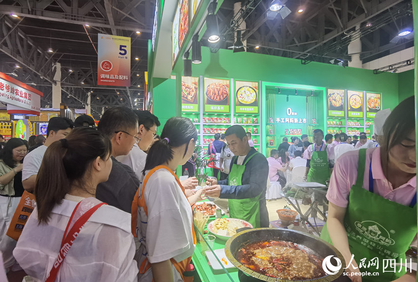 糖酒会上的美食吸引了市民。人民网 王洪江摄
