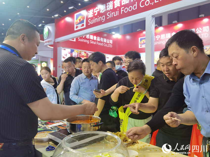 糖酒会上，市民正在品尝美食。人民网 王洪江摄
