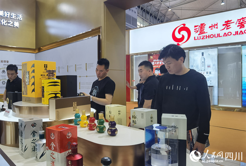 市民正在参观白酒展品。人民网 王洪江摄