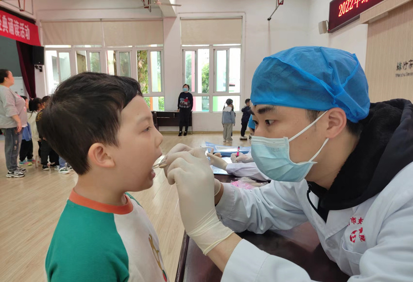 为幼儿园小朋友义诊。绵竹市妇幼保健计划生育服务中心供图